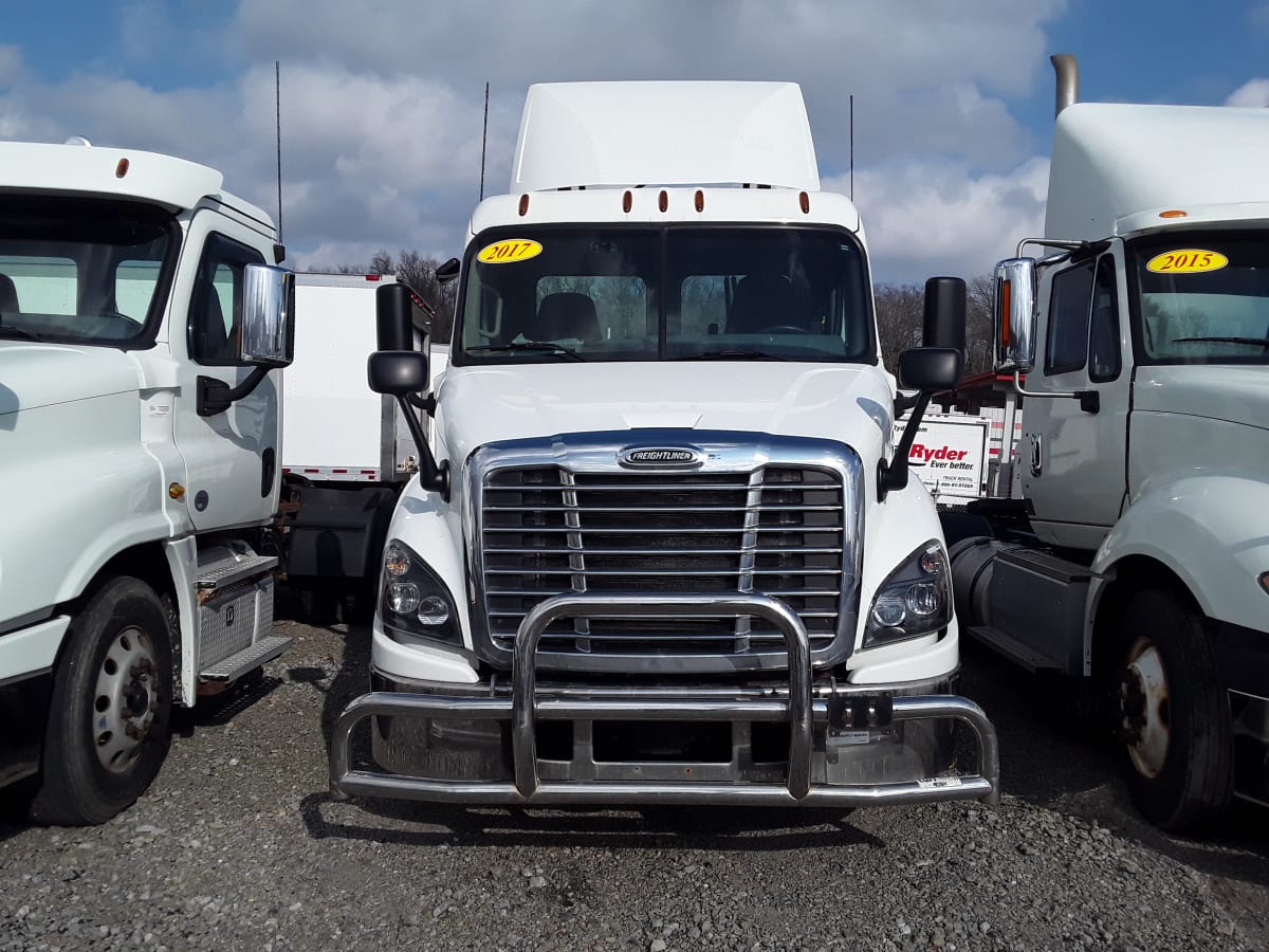 2017 Freightliner Cascadia in Pittsburgh, PA — photo 2