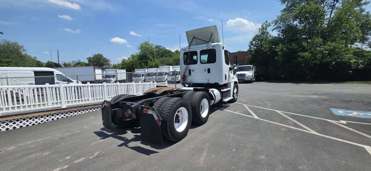 2016 Freightliner Cascadia in Bensalem, PA — photo 4