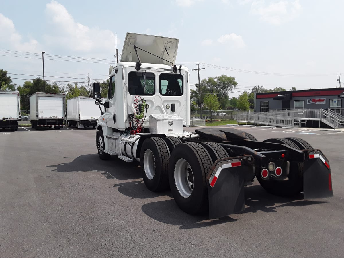 2017 Freightliner Cascadia in Beltsville, MD — photo 5