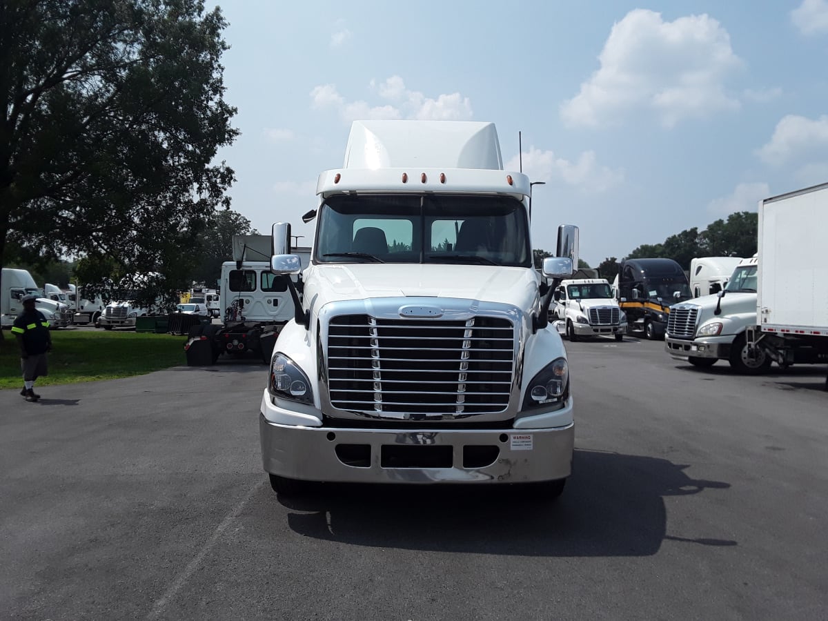 2017 Freightliner Cascadia in Beltsville, MD — photo 2