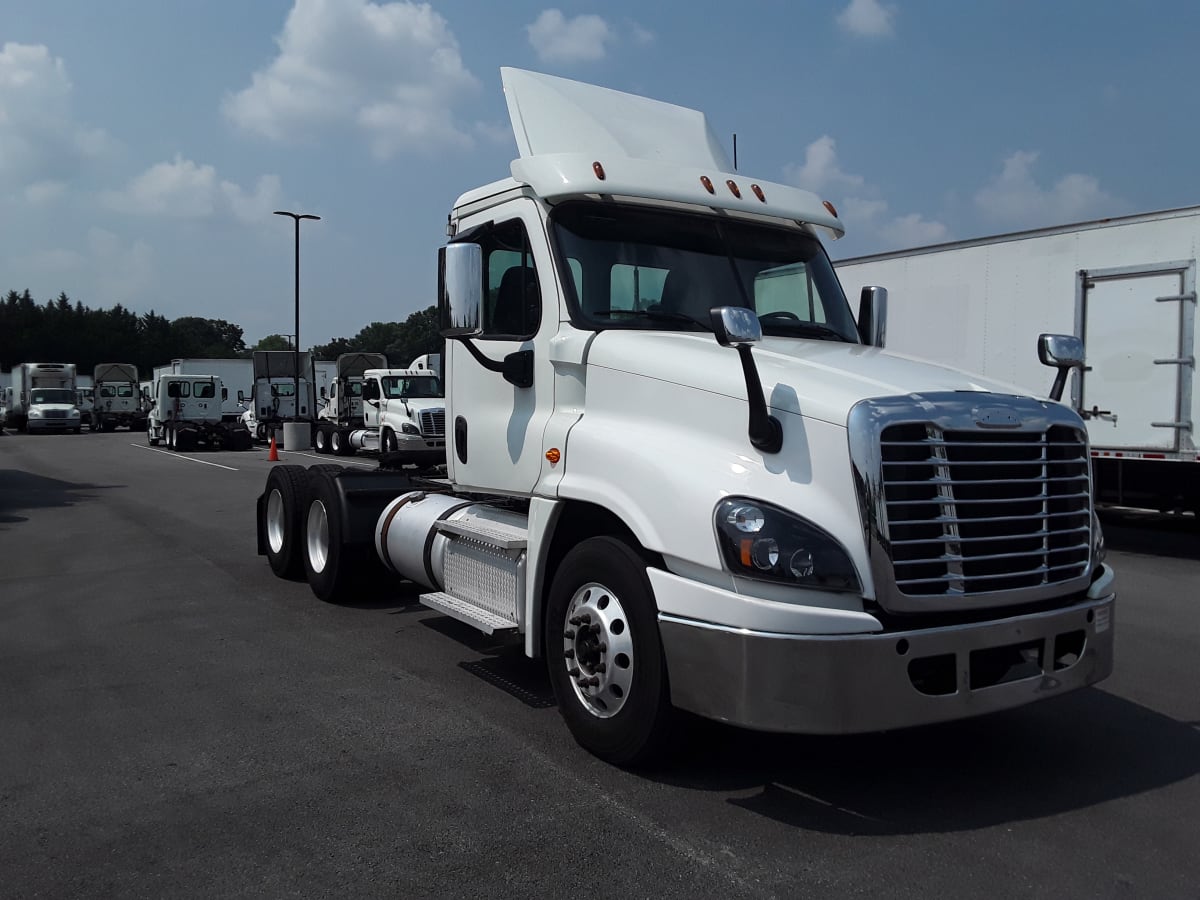 2017 Freightliner Cascadia in Beltsville, MD — photo 3