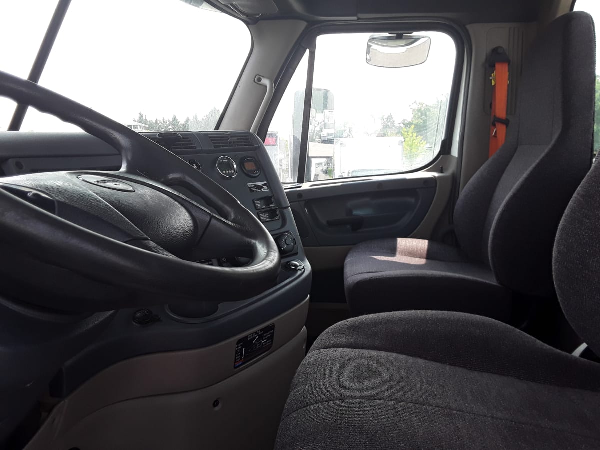 2017 Freightliner Cascadia in Beltsville, MD — photo 7