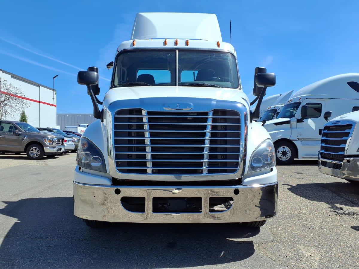 2017 Freightliner Cascadia in Minneapolis, MN — photo 2