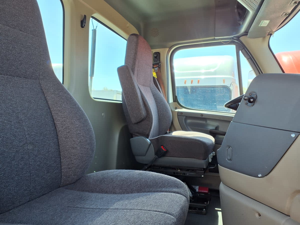 2017 Freightliner Cascadia in Minneapolis, MN — photo 7