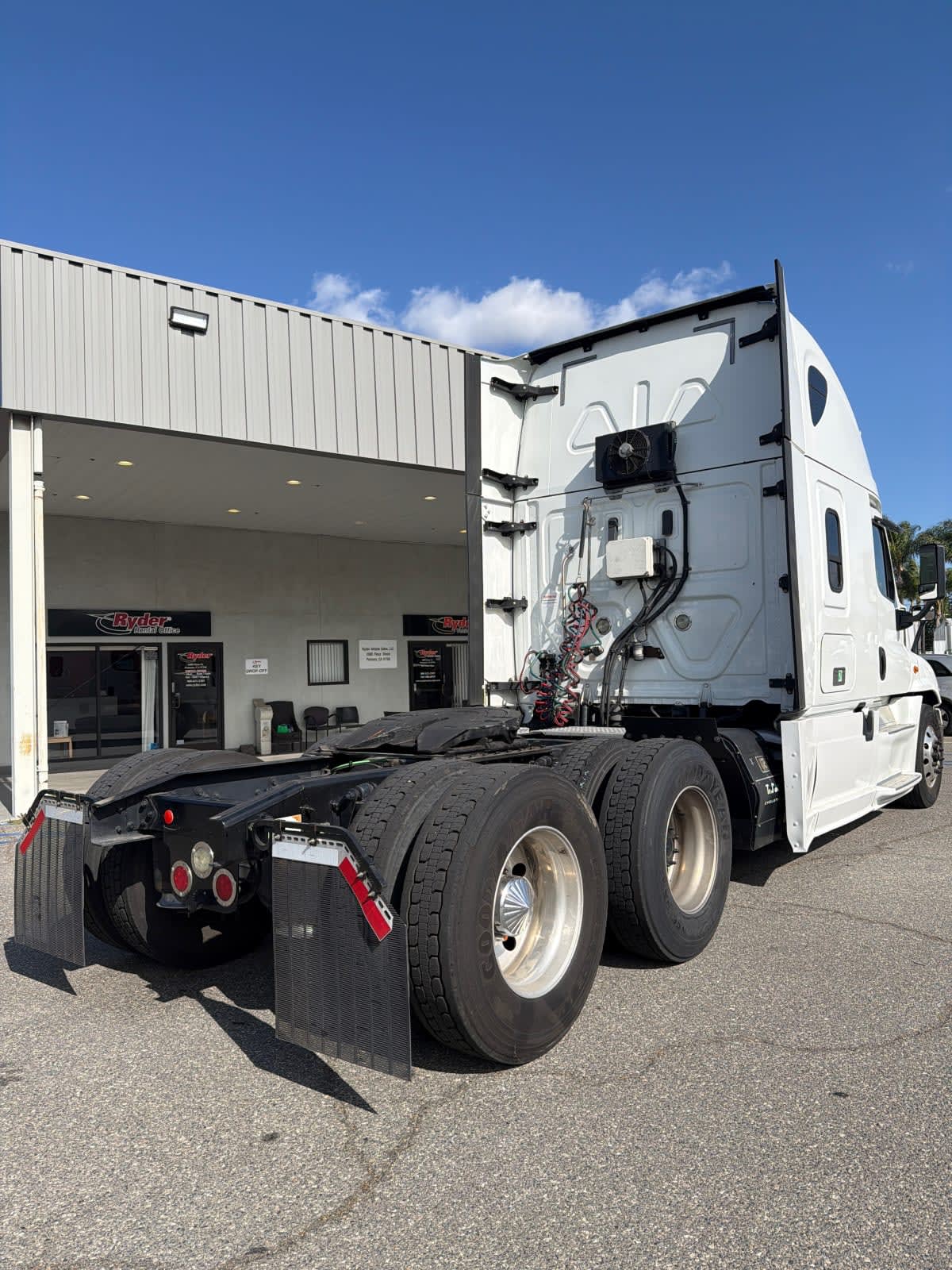 2018 Freightliner Cascadia in Pomona, CA — photo 4