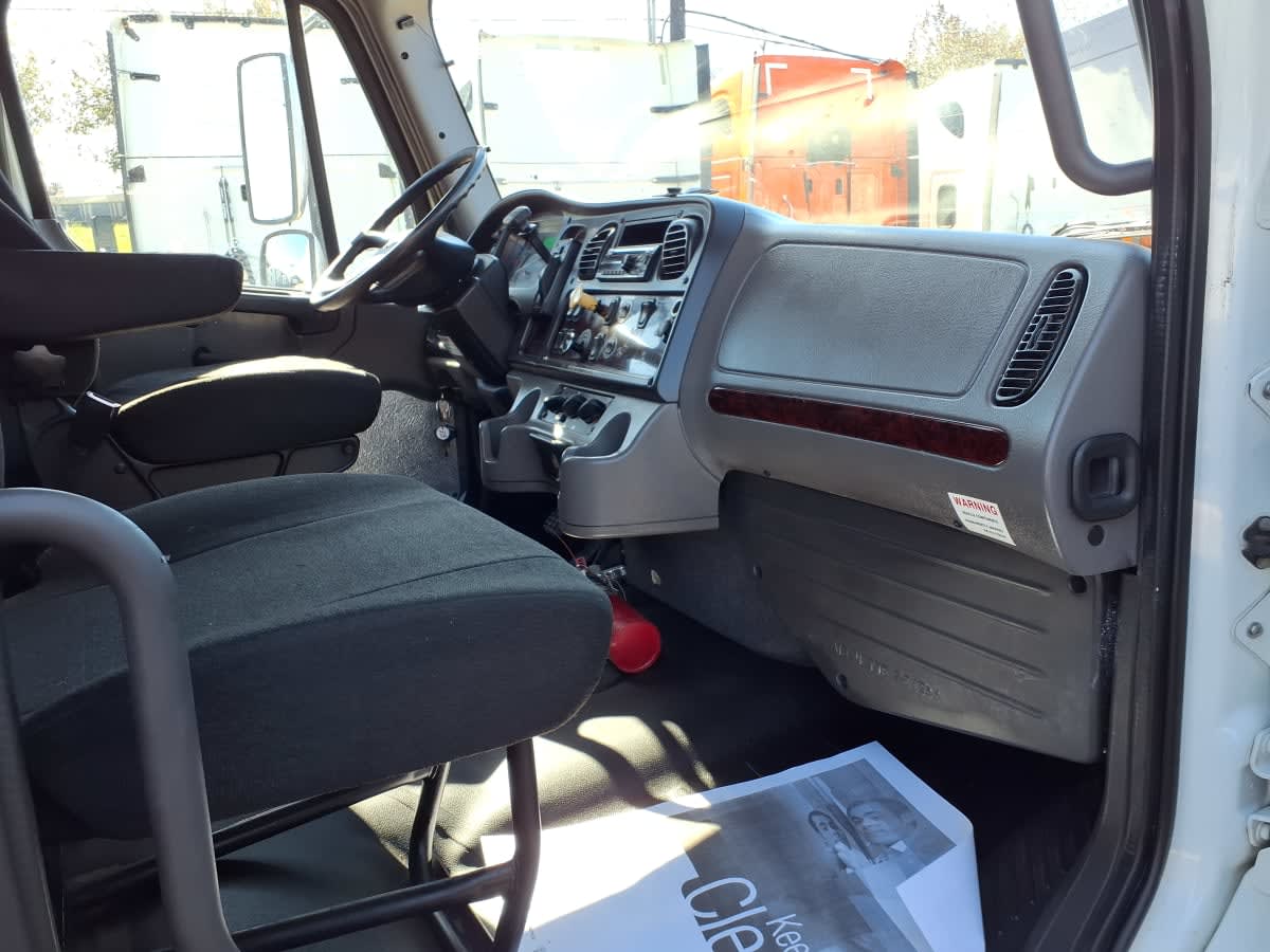 2018 Freightliner M2 106 in Houston, TX — photo 11