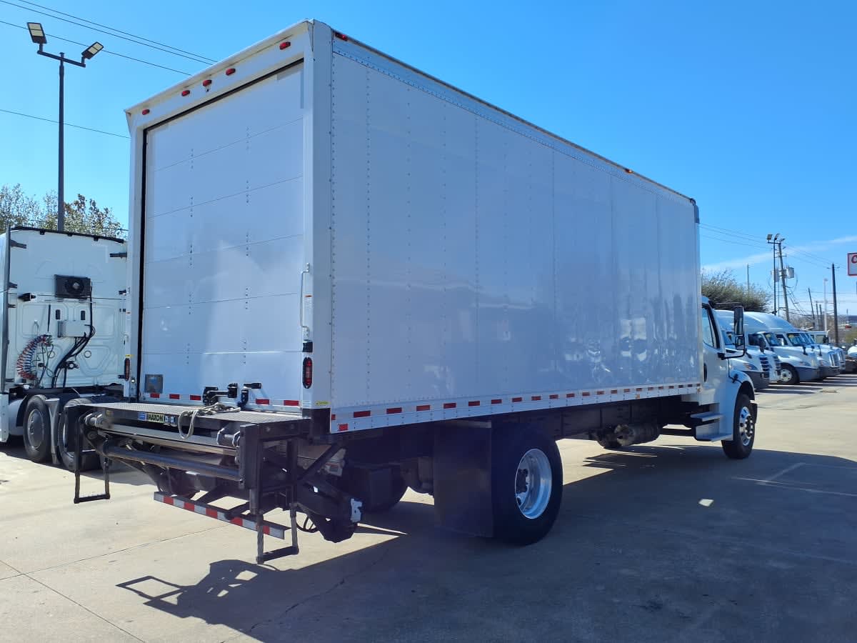 2018 Freightliner M2 106 in Houston, TX — photo 4