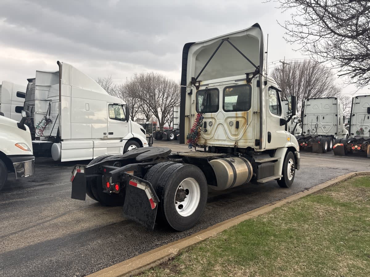 2018 Freightliner Cascadia in Bolingbrook, IL — photo 4