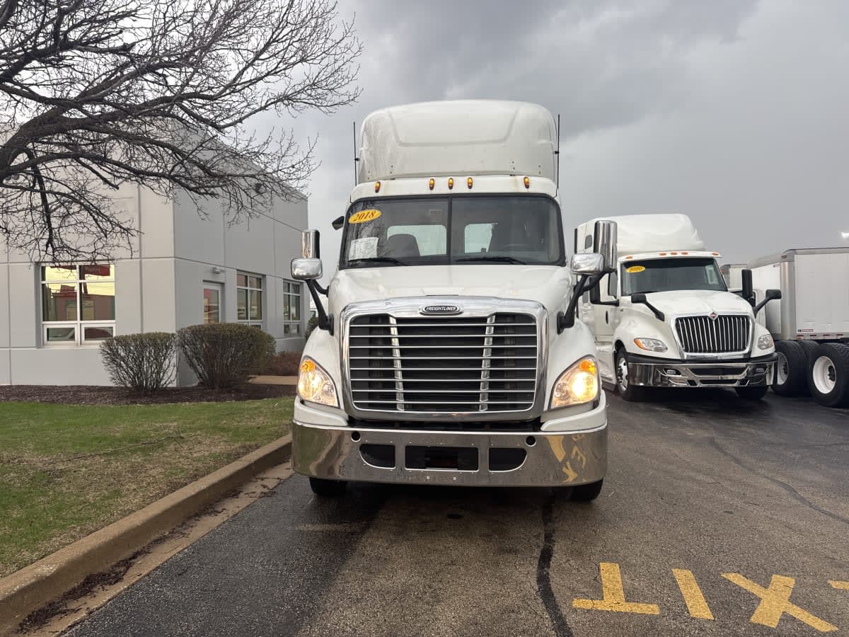 2018 Freightliner Cascadia in Bolingbrook, IL — photo 2