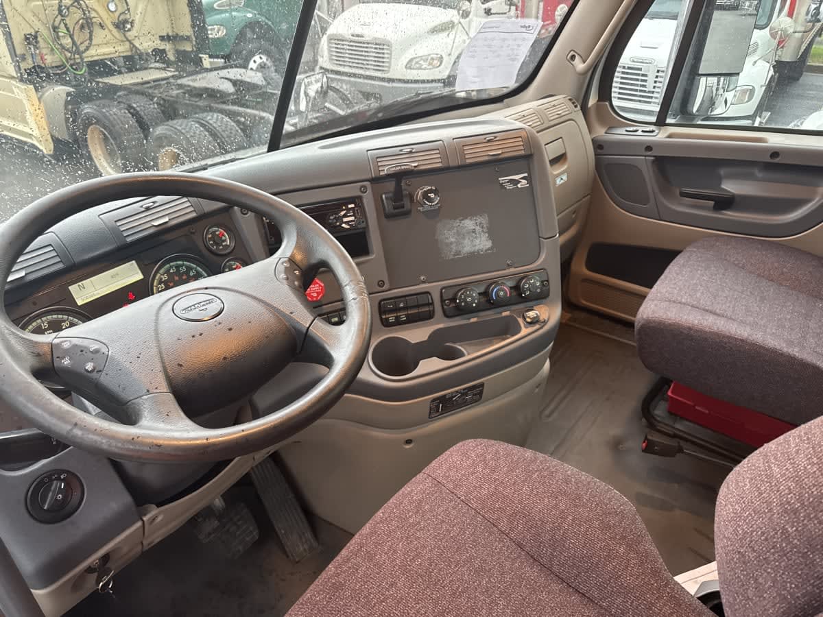 2018 Freightliner Cascadia in Bolingbrook, IL — photo 7