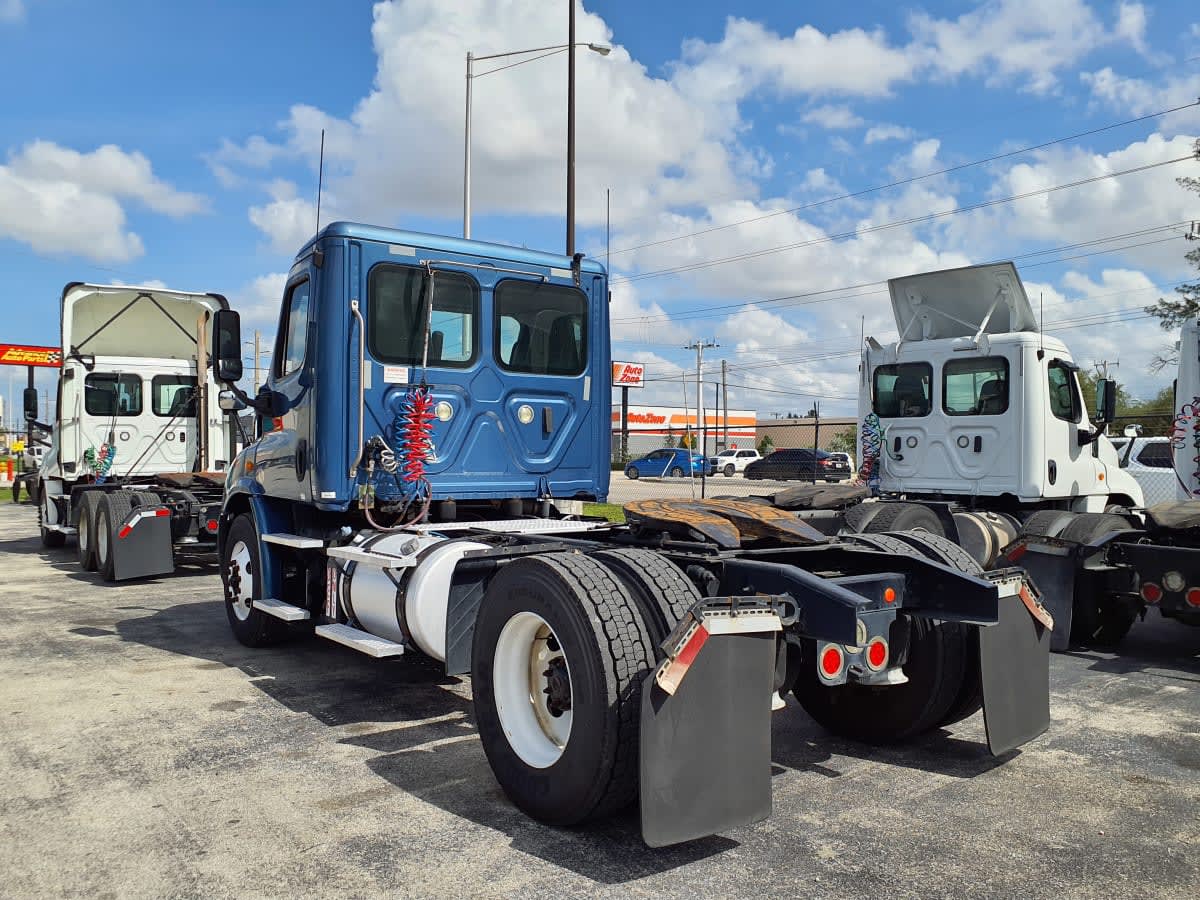 2018 Freightliner Cascadia in Miami, FL — photo 6