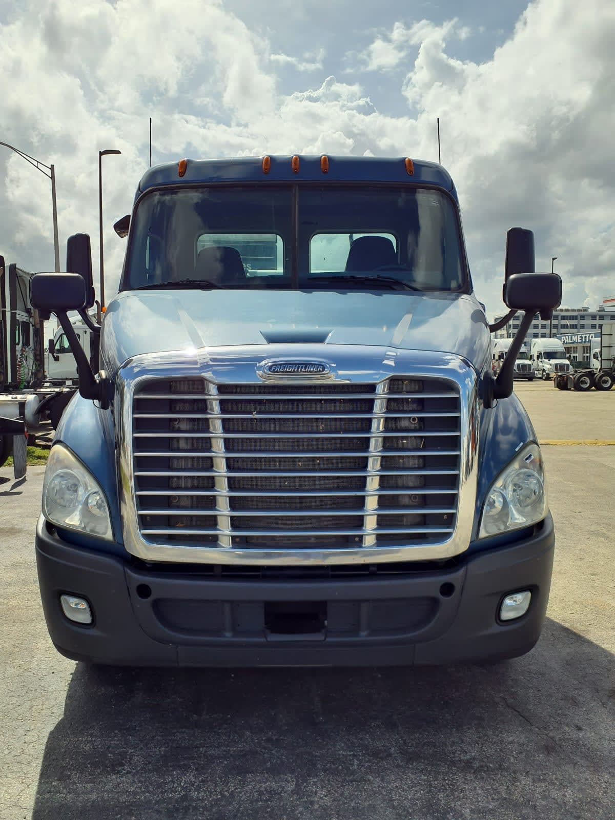 2018 Freightliner Cascadia in Miami, FL — photo 2