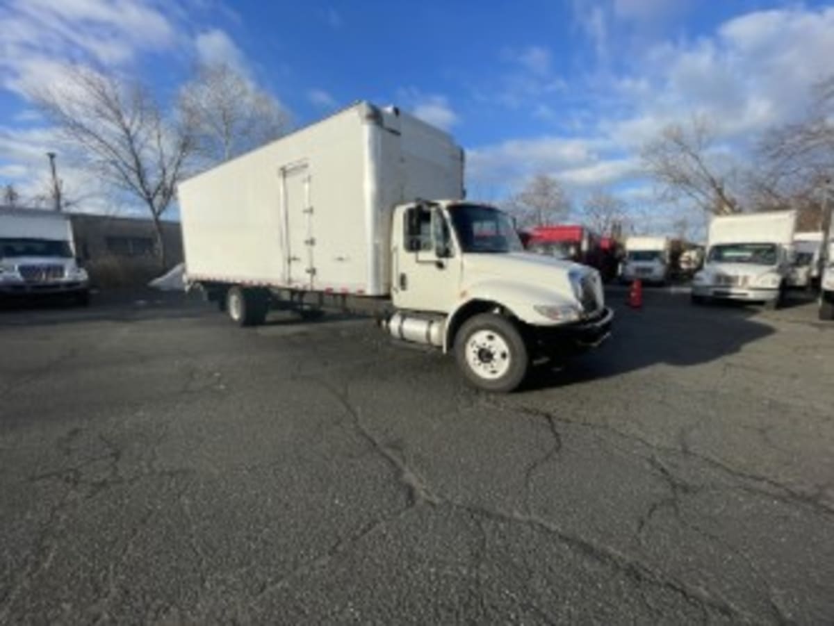 2018 International 4300 in Kearny, NJ — photo 3