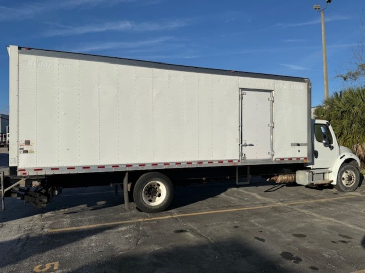 2018 Freightliner M2 106 in Jacksonville, FL — photo 2