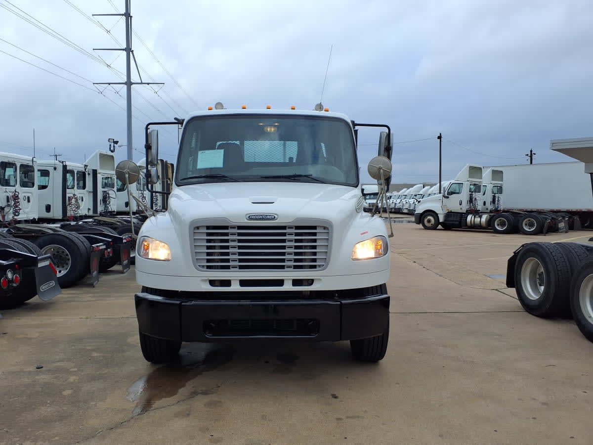 2018 Freightliner M2 106 in Houston, TX — photo 2