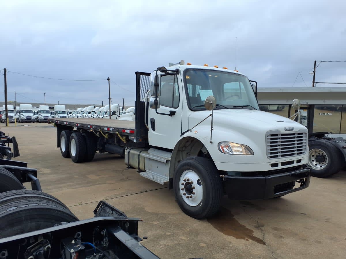 2018 Freightliner M2 106 in Houston, TX — photo 3