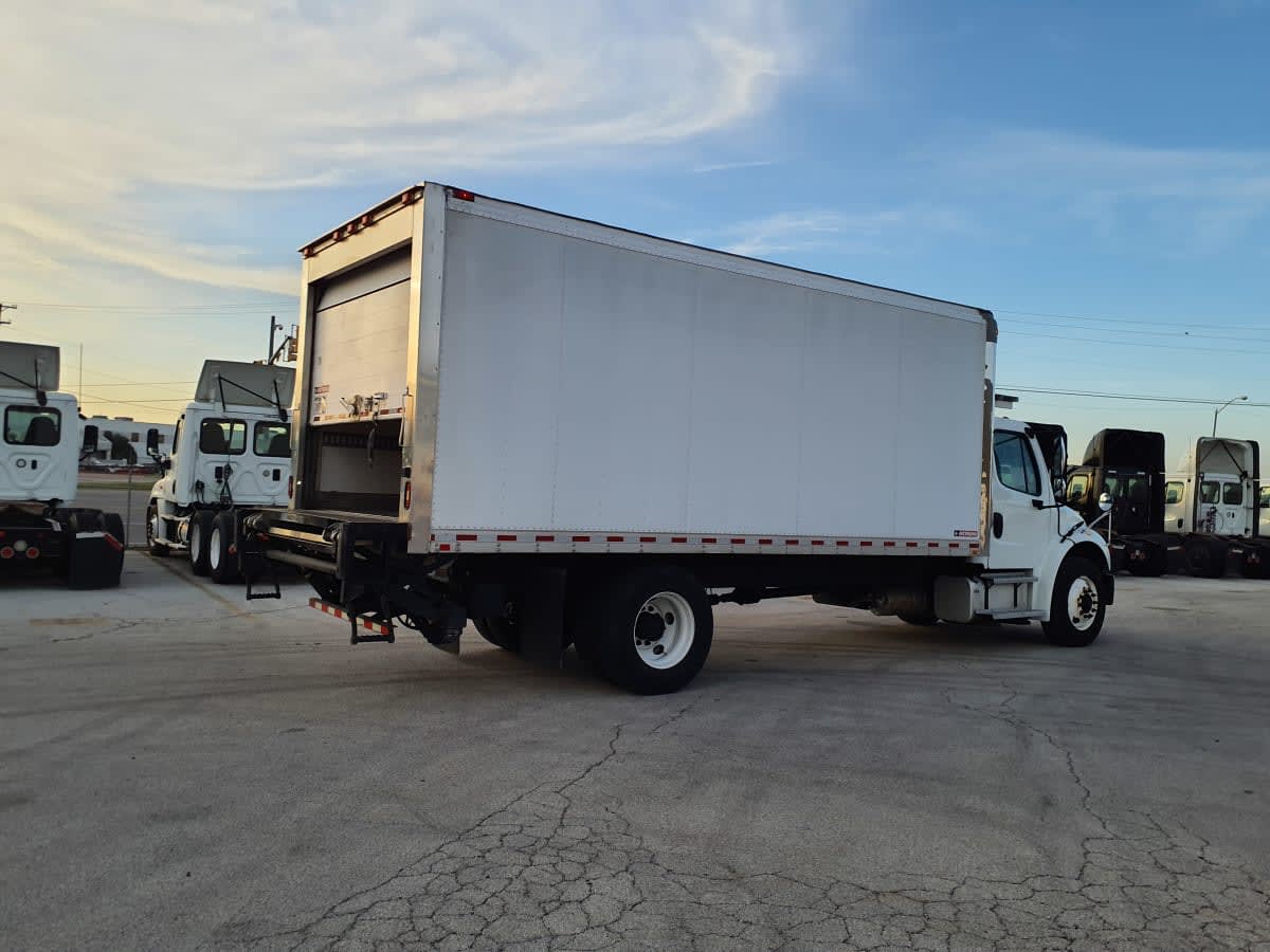 2018 Freightliner M2 106 in Fort Worth, TX — photo 4