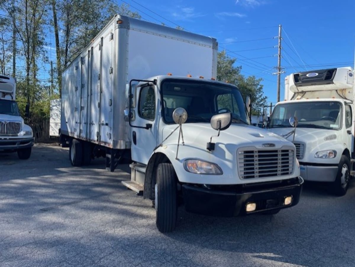 2018 Freightliner M2 106 in Farmingdale, NY — photo 3
