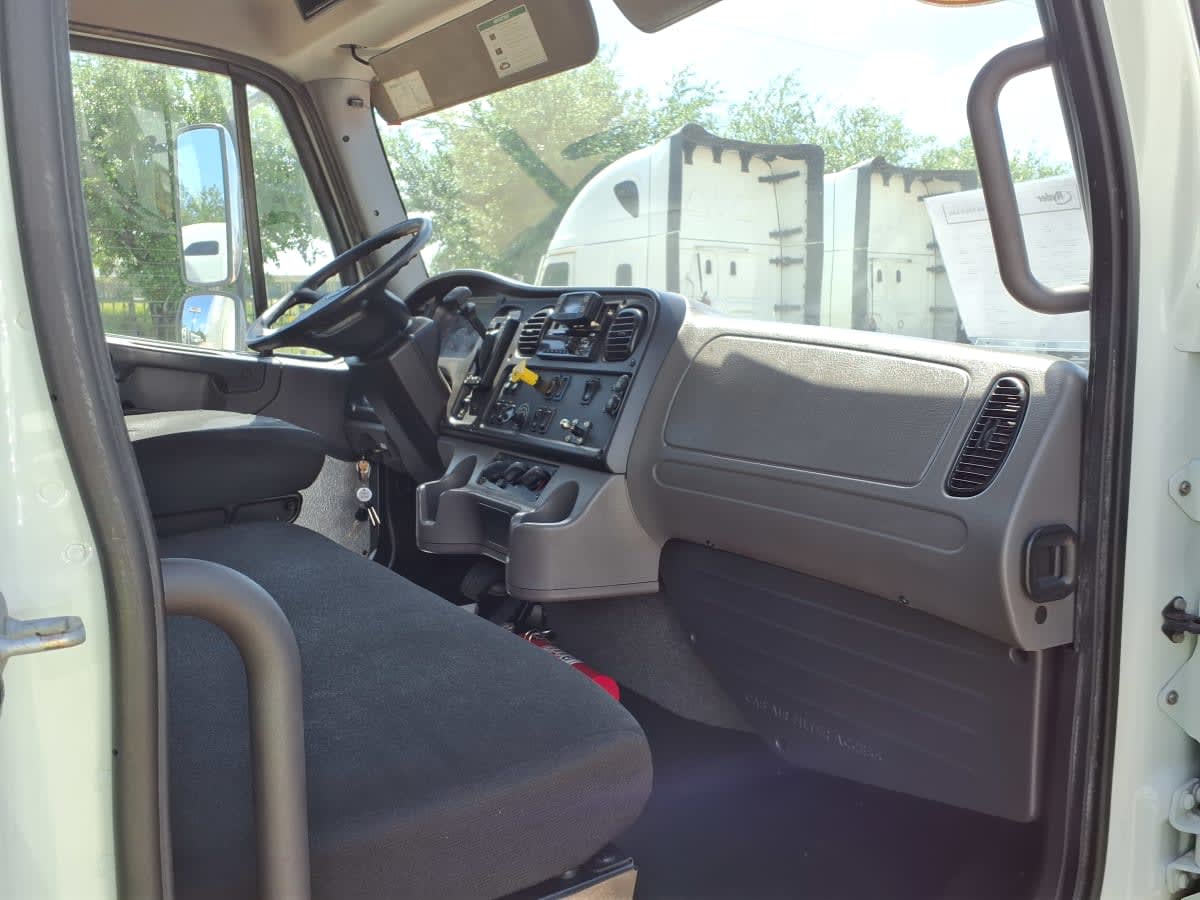 2018 Freightliner M2 106 in Houston, TX — photo 11