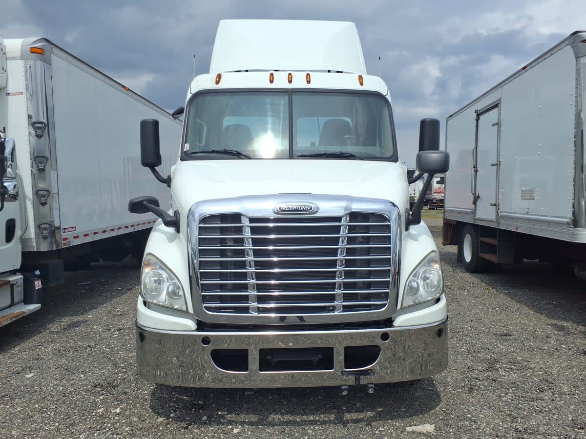 2018 Freightliner Cascadia in Taylor, MI — photo 2