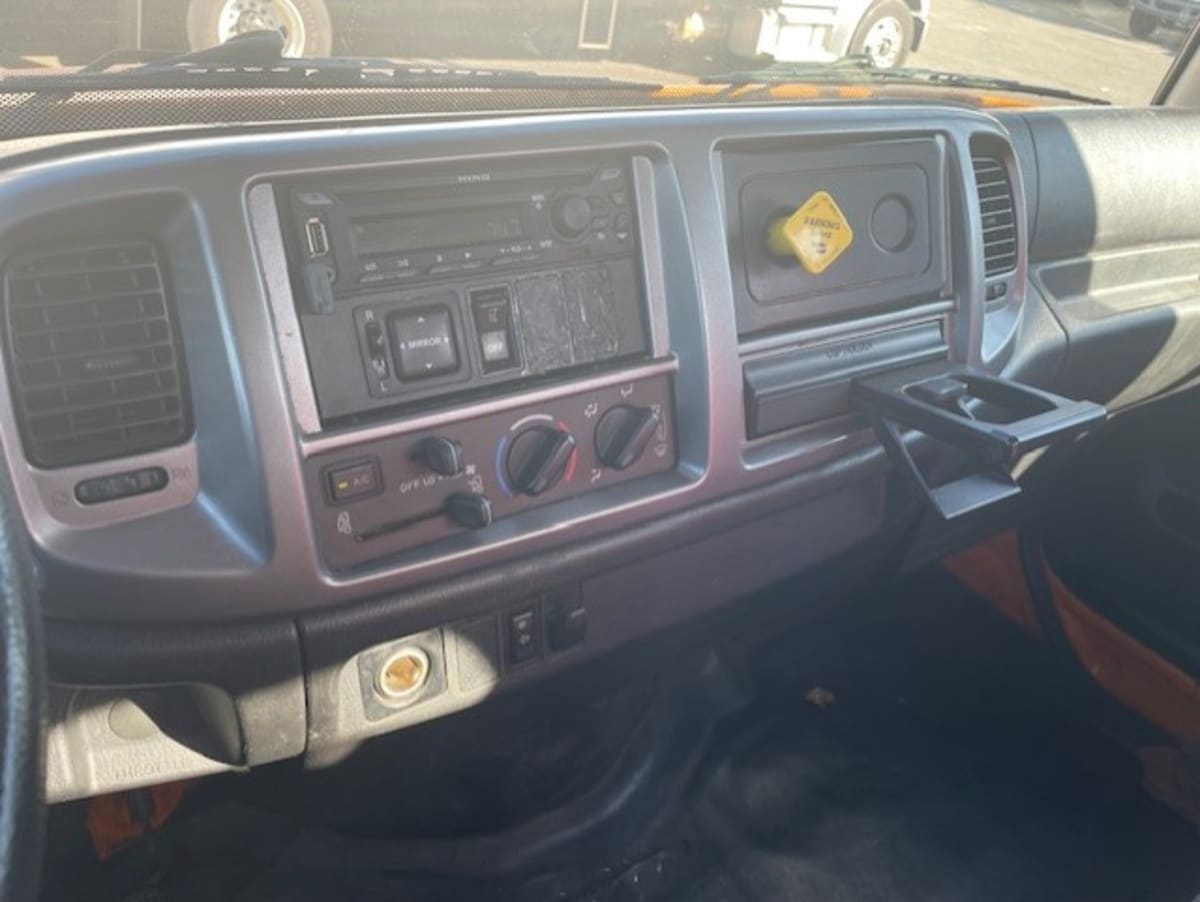 2018 Hino 268 in Farmingdale, NY — photo 10