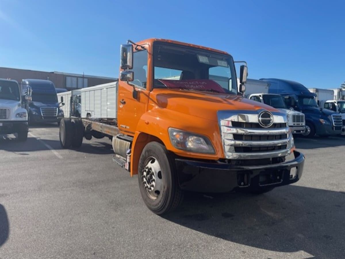2018 Hino 268 in Farmingdale, NY — photo 3