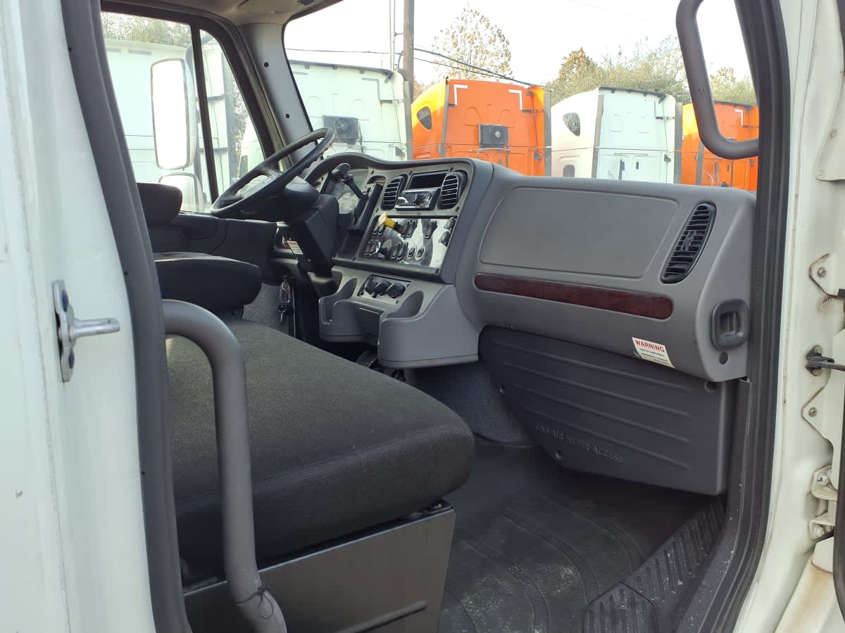 2018 Freightliner M2 106 in Houston, TX — photo 11