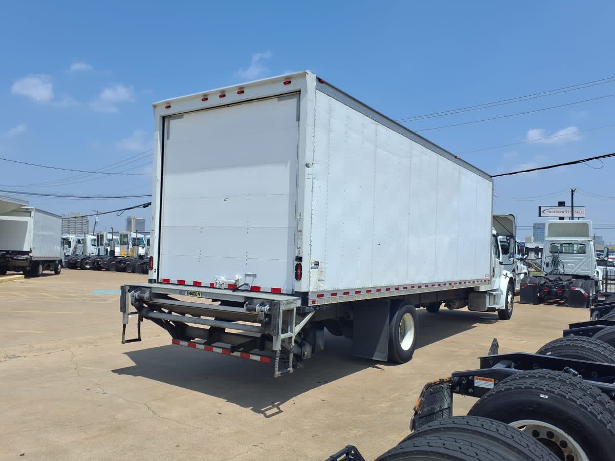 2018 Freightliner M2 106 in Dallas, TX — photo 4