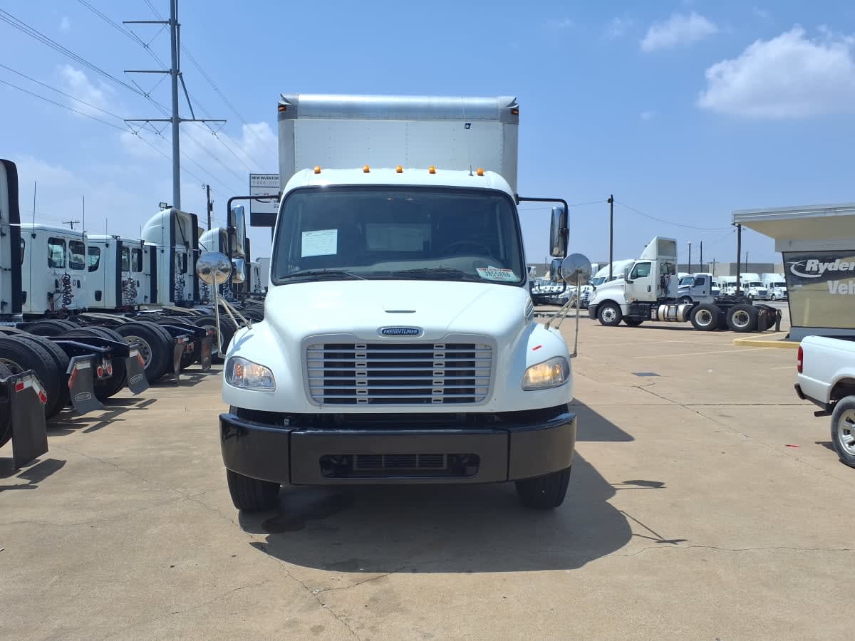2018 Freightliner M2 106 in Dallas, TX — photo 2
