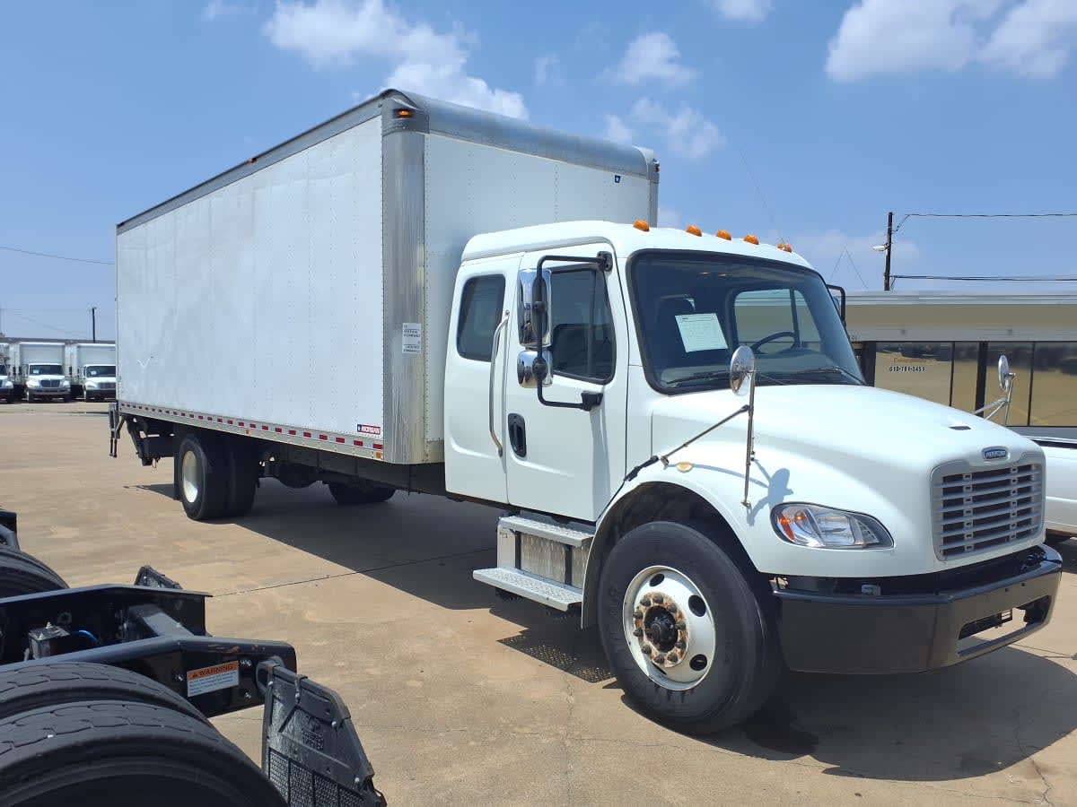 2018 Freightliner M2 106 in Dallas, TX — photo 3