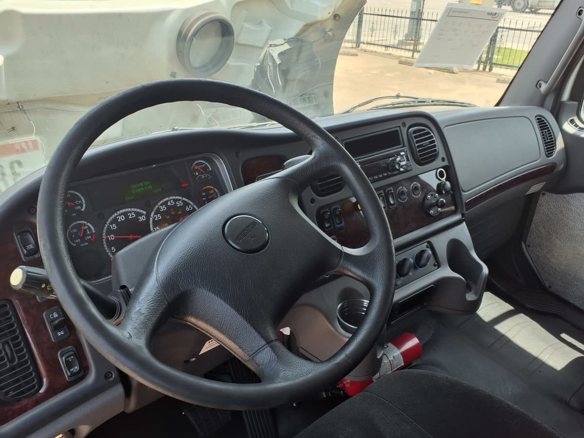 2018 Freightliner M2 106 in Dallas, TX — photo 7