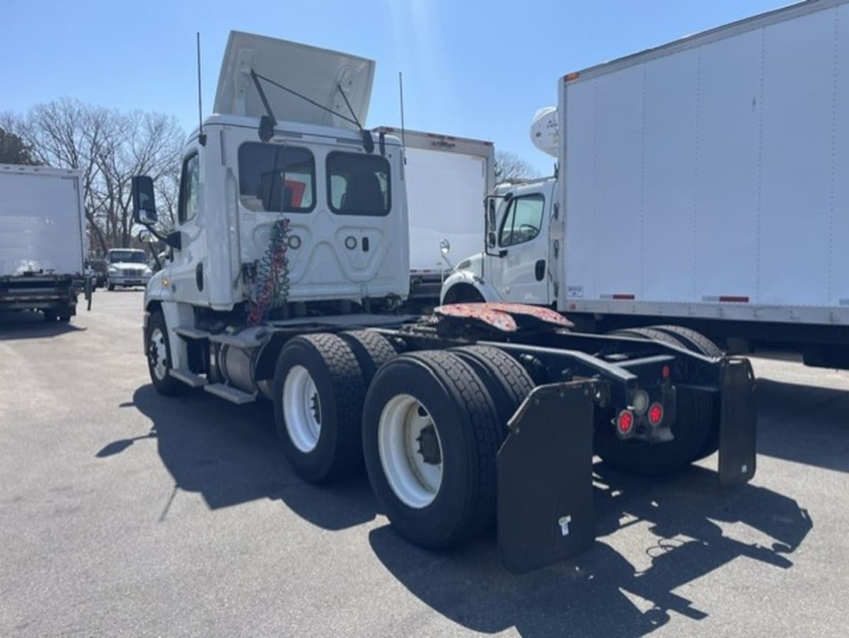 2018 Freightliner Cascadia in Farmingdale, NY — photo 6
