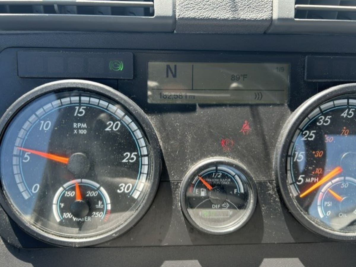 2018 Freightliner Cascadia in Farmingdale, NY — photo 9
