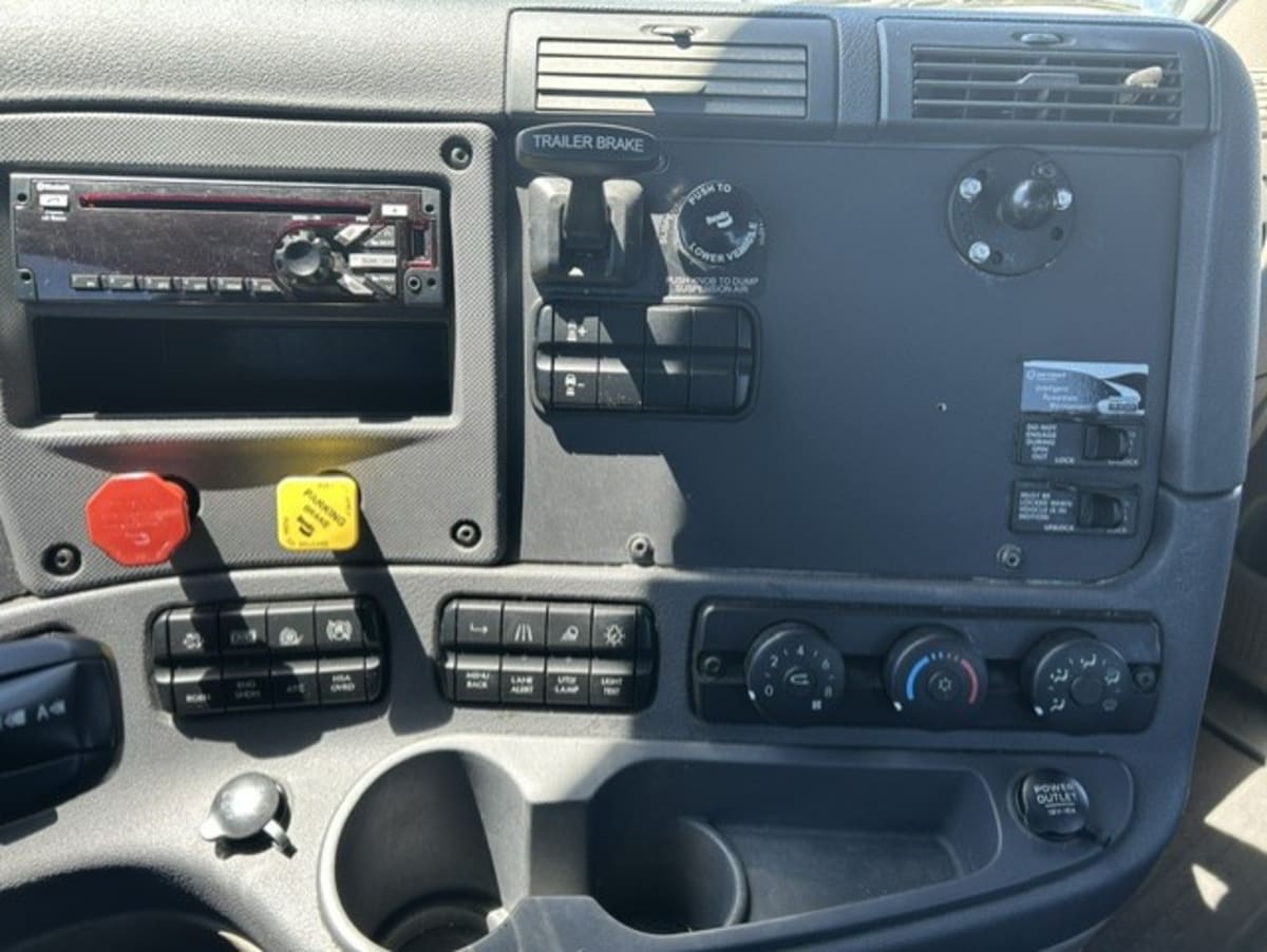 2018 Freightliner Cascadia in Farmingdale, NY — photo 10