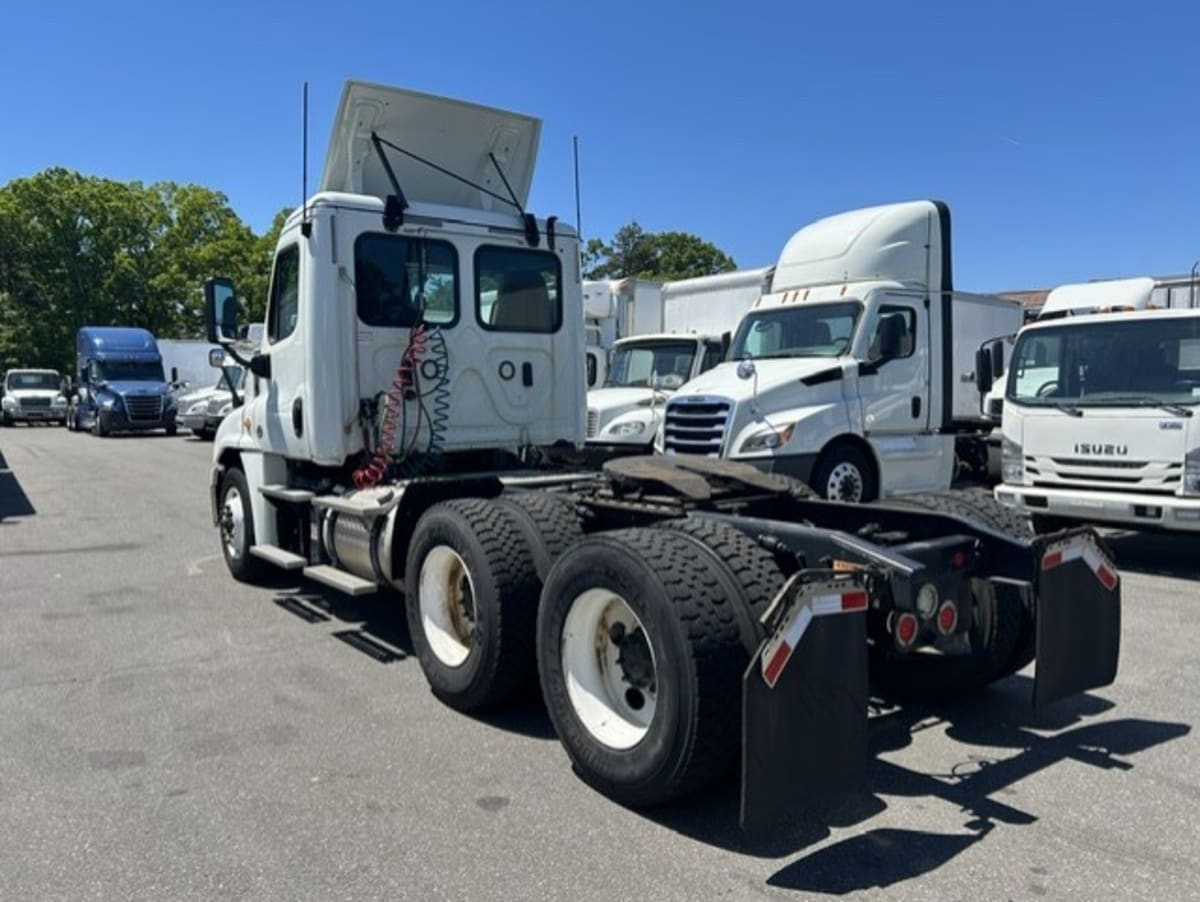 2018 Freightliner Cascadia in Farmingdale, NY — photo 6