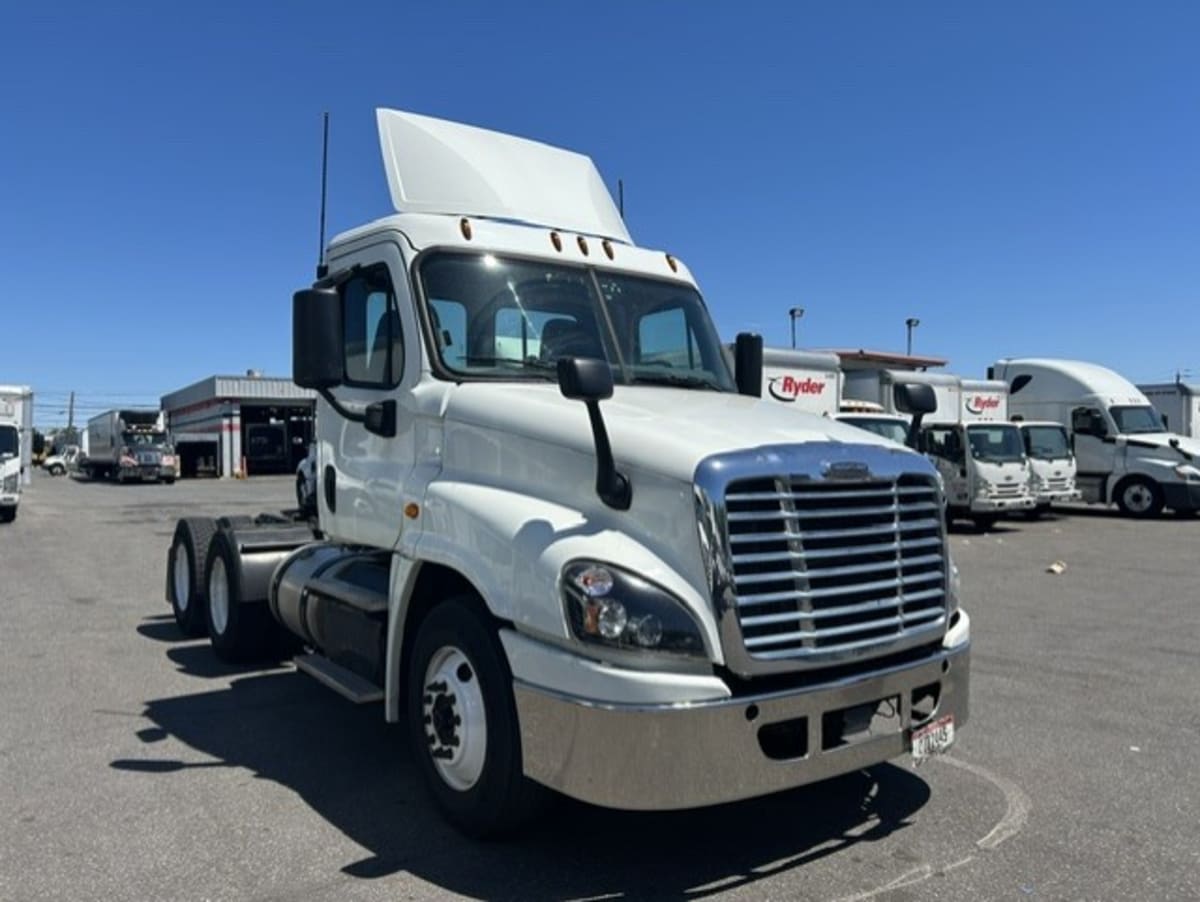 2018 Freightliner Cascadia in Farmingdale, NY — photo 3