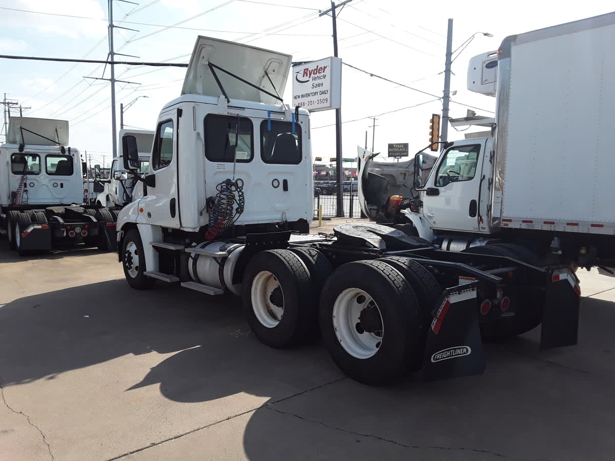 2018 Freightliner Cascadia in Dallas, TX — photo 6