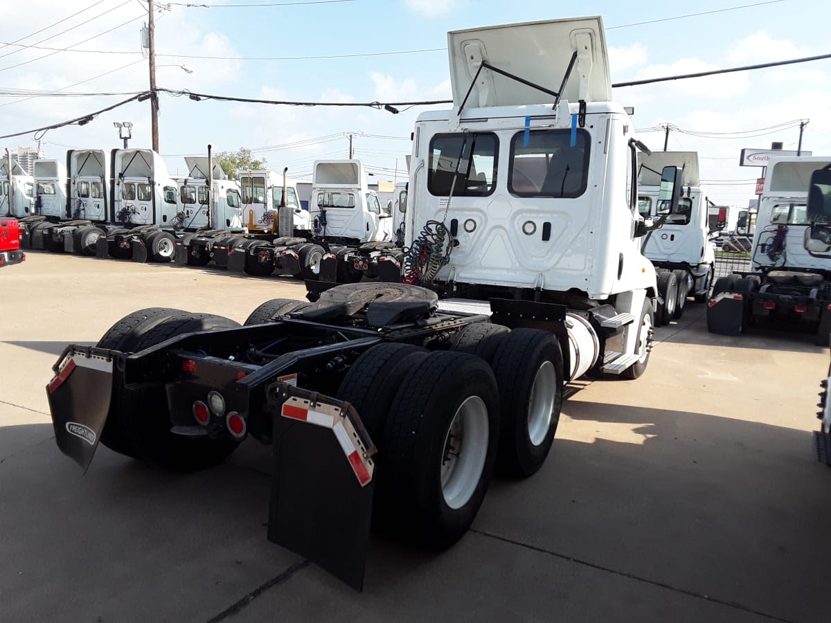 2018 Freightliner Cascadia in Dallas, TX — photo 4