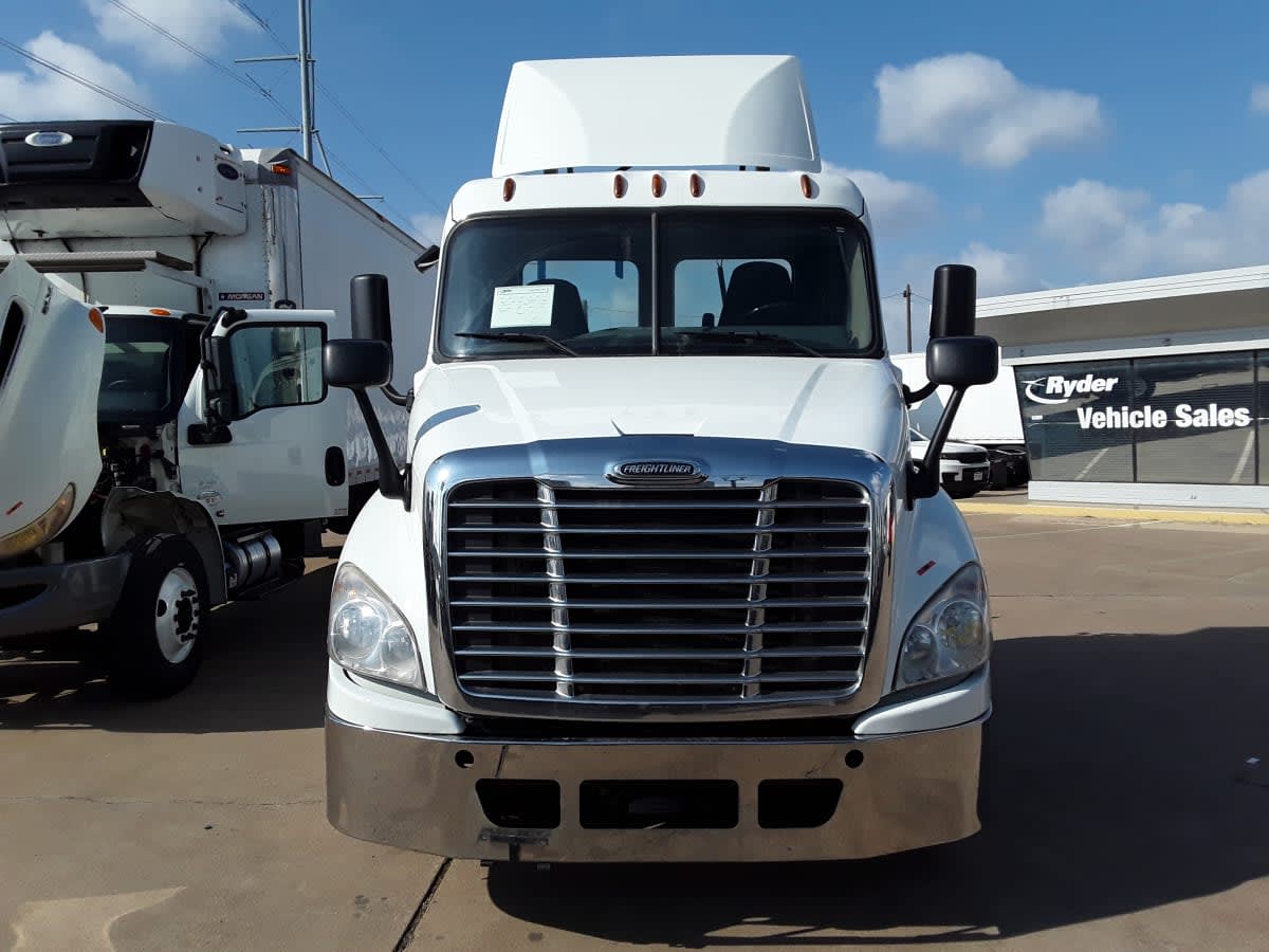 2018 Freightliner Cascadia in Dallas, TX — photo 2