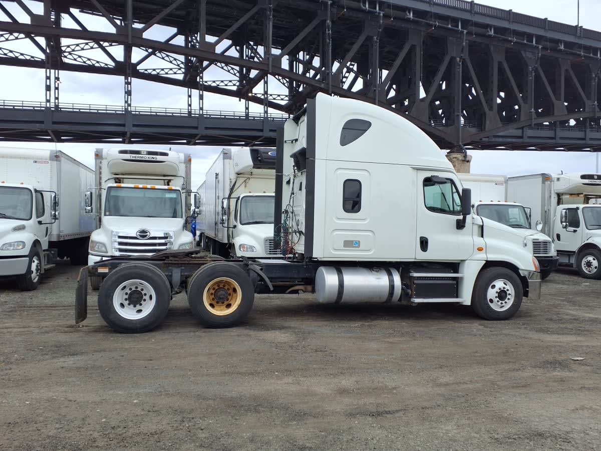 2018 Freightliner Cascadia in Kearny, NJ — photo 11