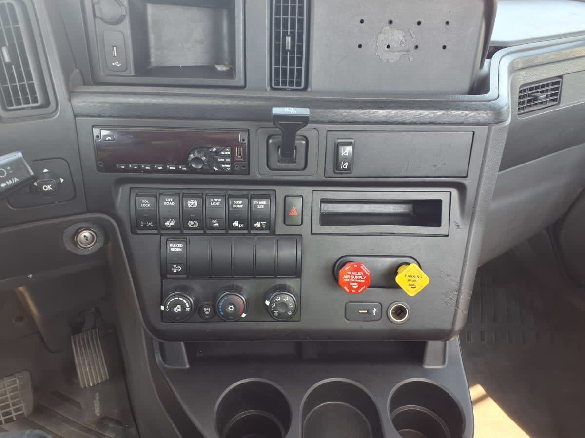 2018 International LT in Taylor, MI — photo 12