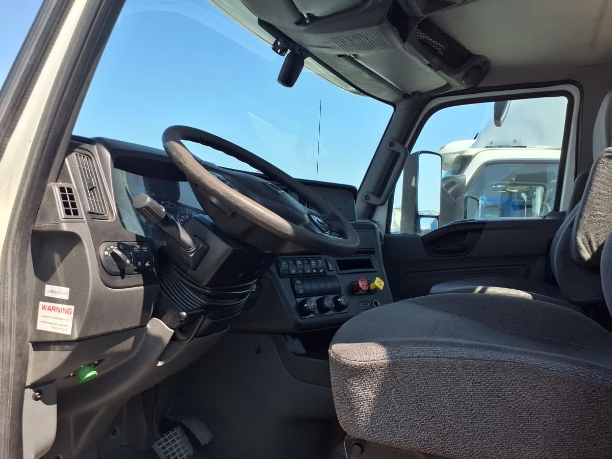 2018 International LT in Taylor, MI — photo 7