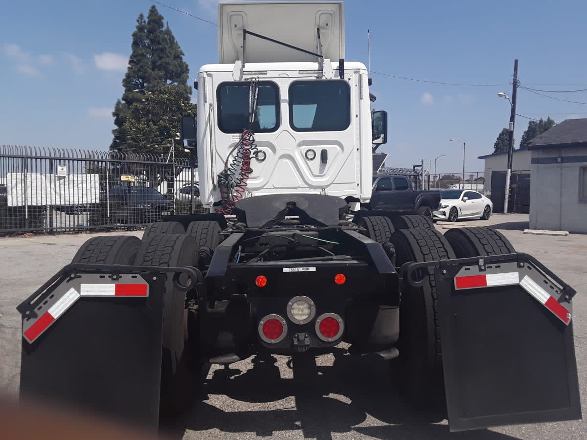 2018 Freightliner Cascadia in Montebello, CA — photo 5