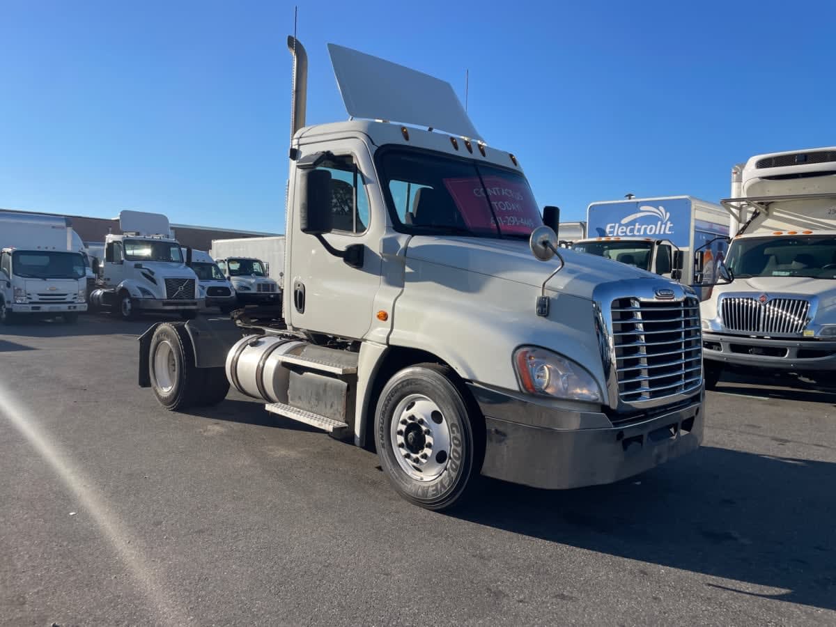 2018 Freightliner Cascadia in Farmingdale, NY — photo 3