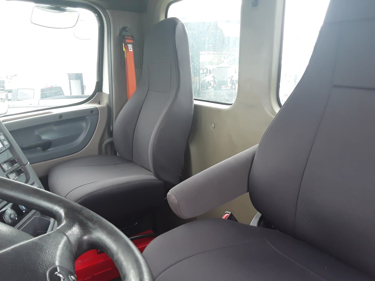2018 Freightliner Cascadia in Montebello, CA — photo 10