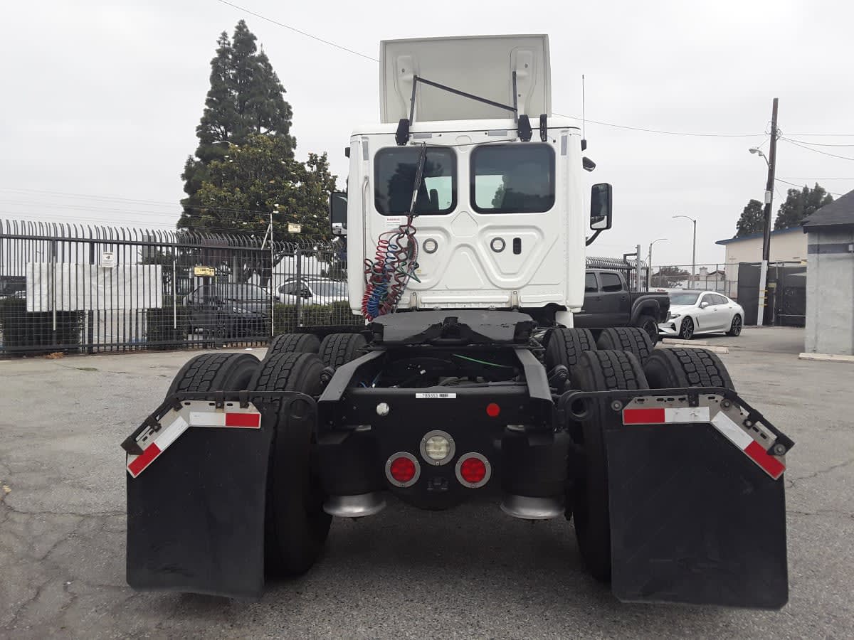 2018 Freightliner Cascadia in Montebello, CA — photo 5