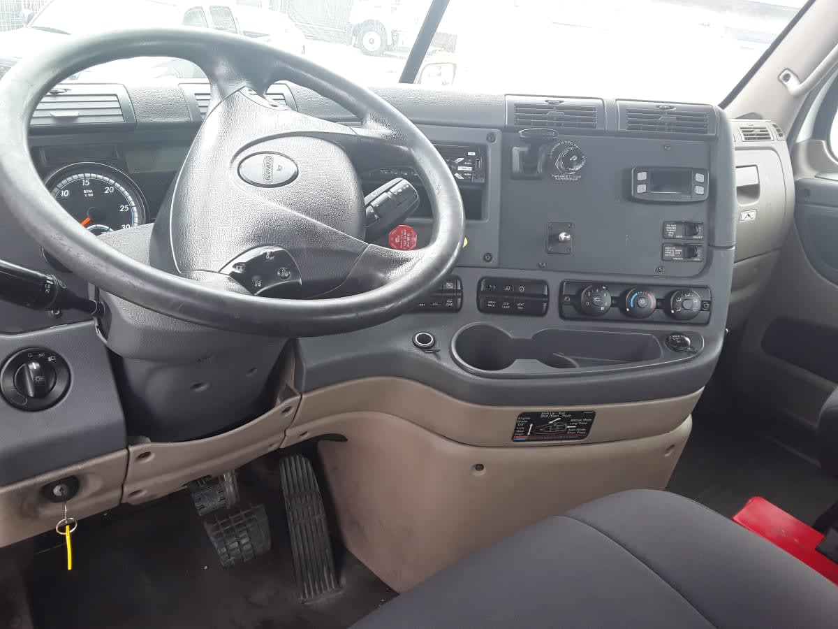 2018 Freightliner Cascadia in Montebello, CA — photo 7