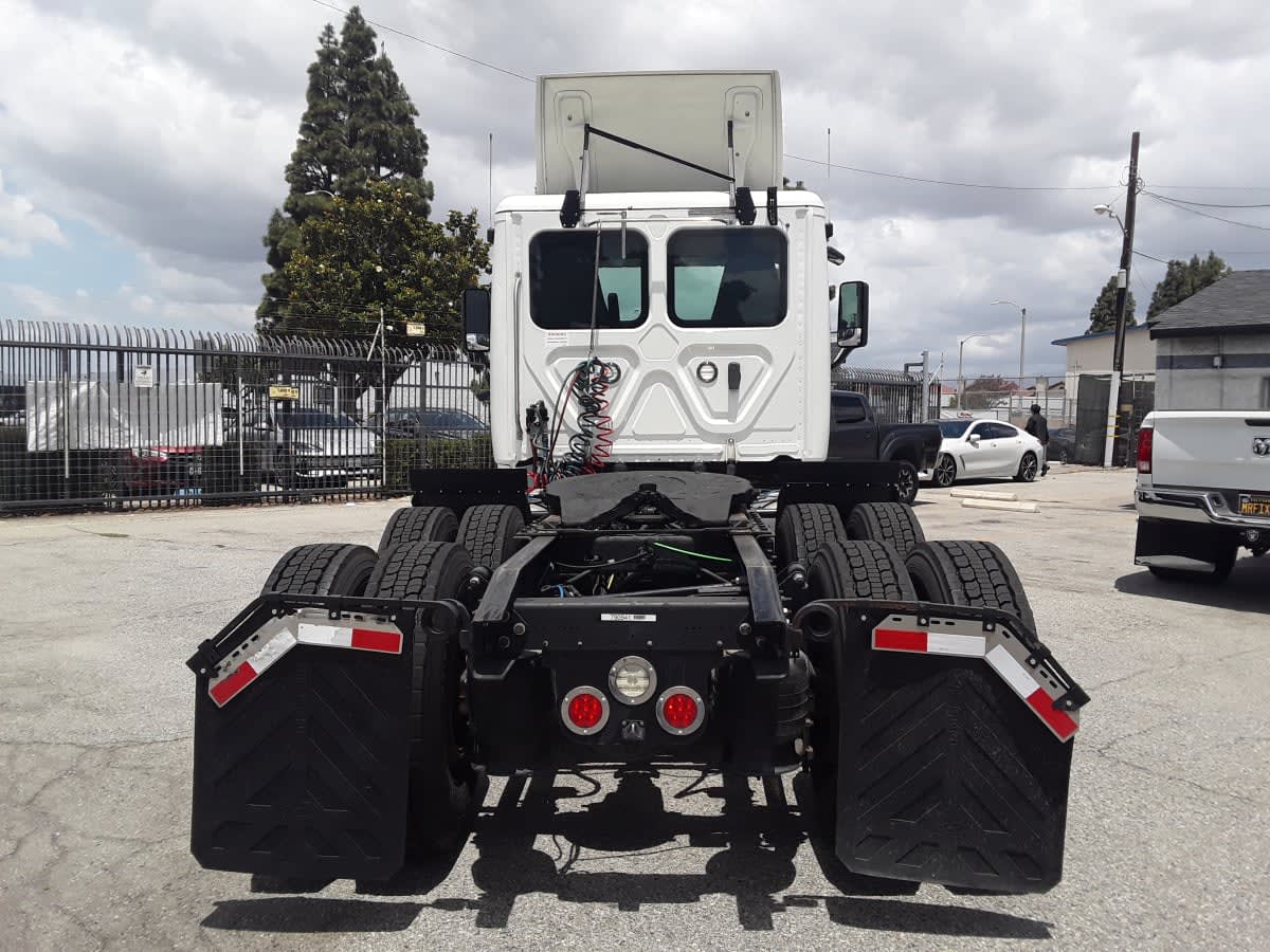 2018 Freightliner Cascadia in Montebello, CA — photo 5