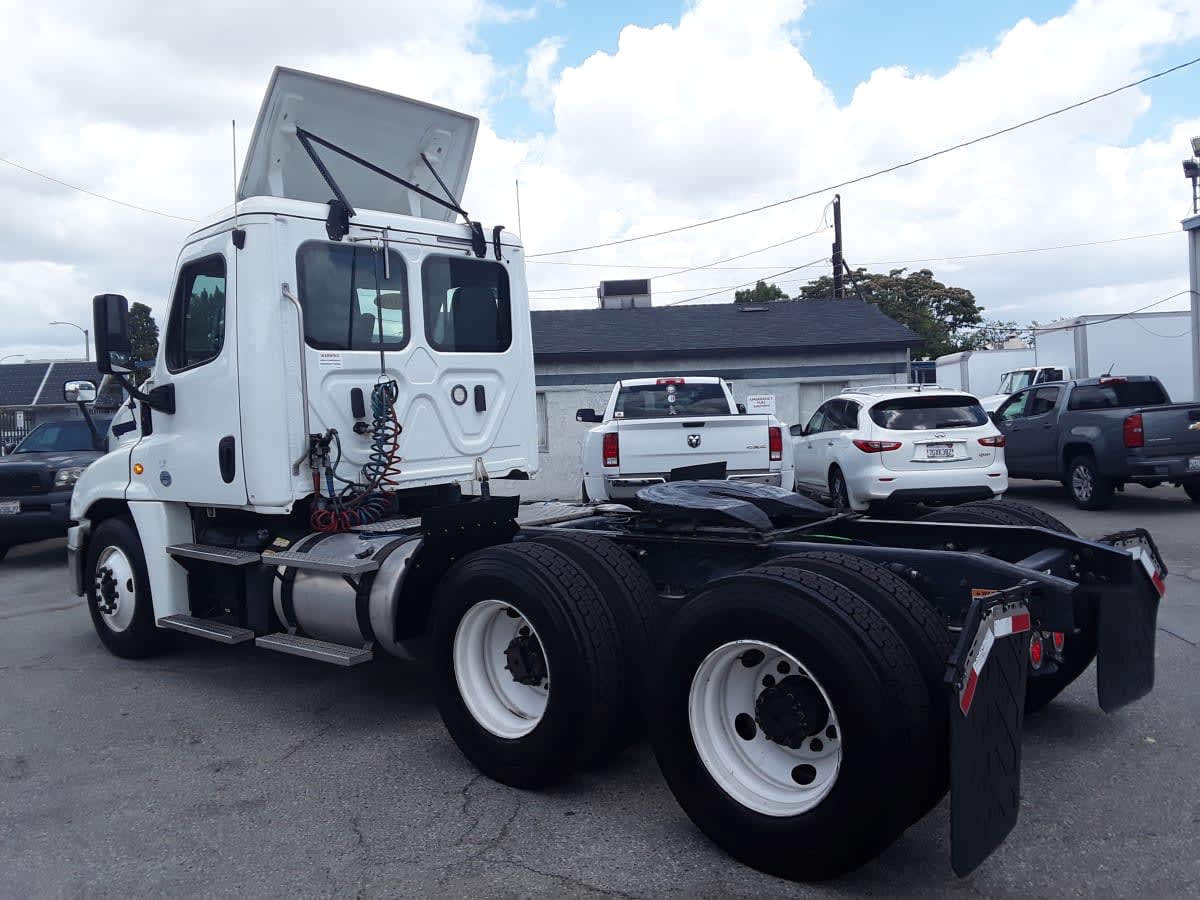 2018 Freightliner Cascadia in Montebello, CA — photo 6