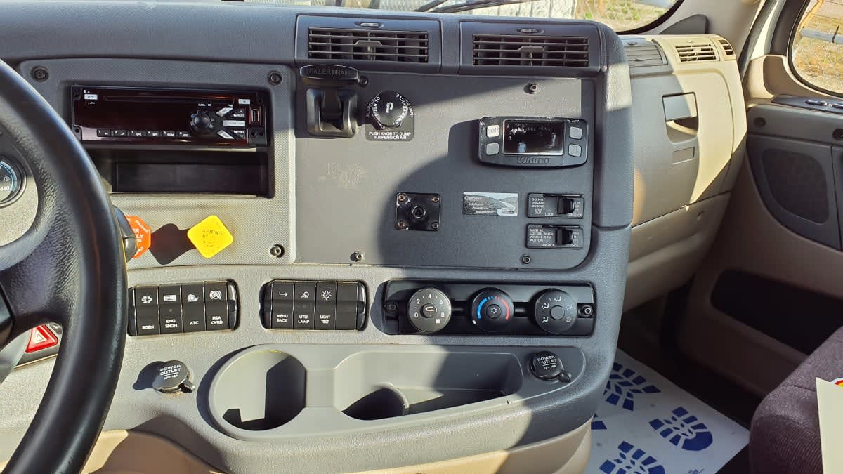 2018 Freightliner Cascadia in Birmingham, AL — photo 11